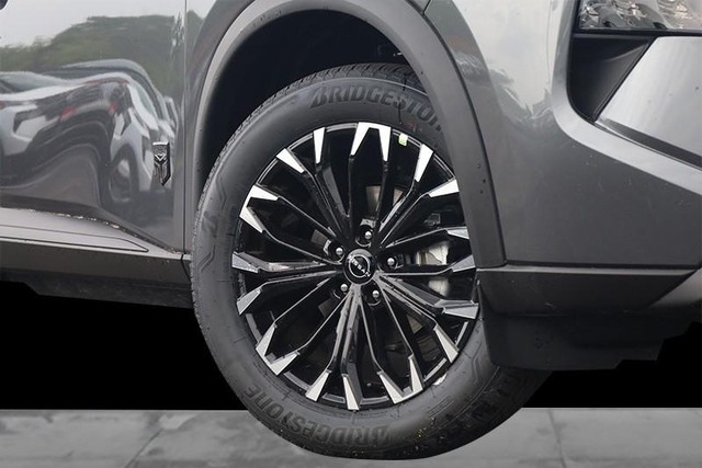 Nissan Rogue Vehicle Image 03