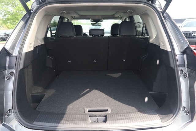 Nissan Rogue Vehicle Image 07