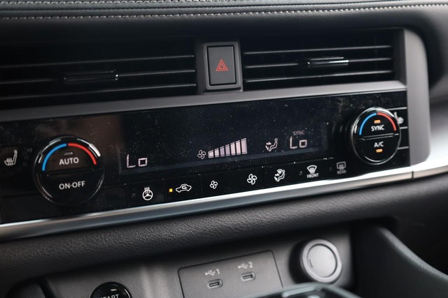 Nissan Rogue Vehicle Image 15