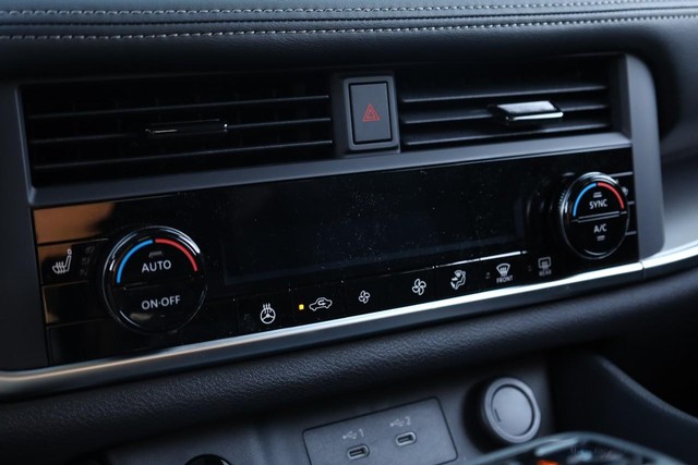 Nissan Rogue Vehicle Image 13