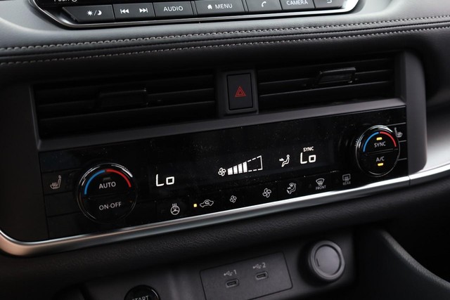Nissan Rogue Vehicle Image 15