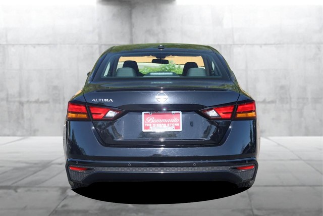 Nissan Altima Vehicle Image 06