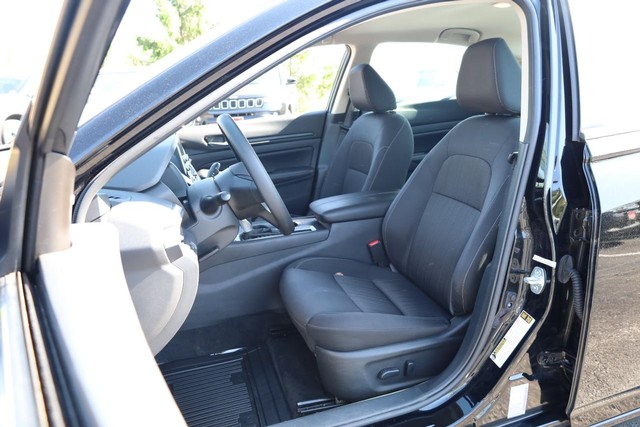 Nissan Altima Vehicle Image 08