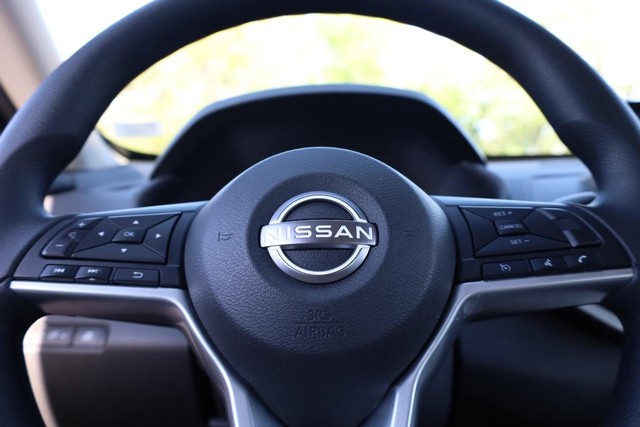 Nissan Altima Vehicle Image 09