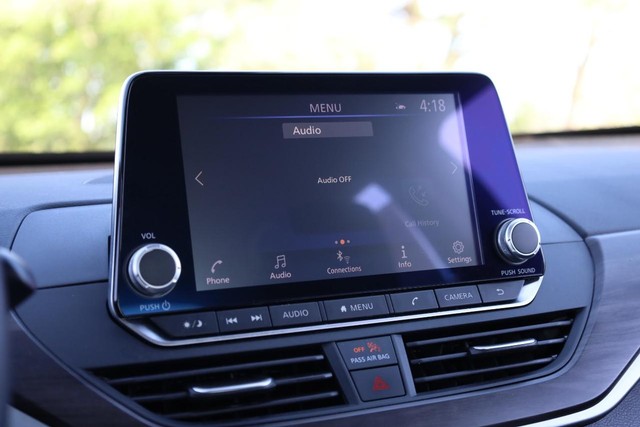 Nissan Altima Vehicle Image 11