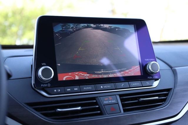 Nissan Altima Vehicle Image 12