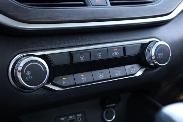 Nissan Altima Vehicle Image 13