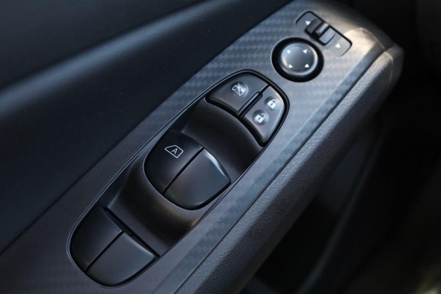 Nissan Altima Vehicle Image 17