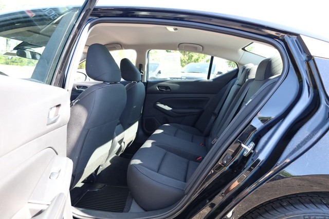 Nissan Altima Vehicle Image 19