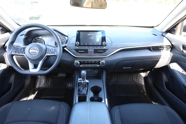 Nissan Altima Vehicle Image 21