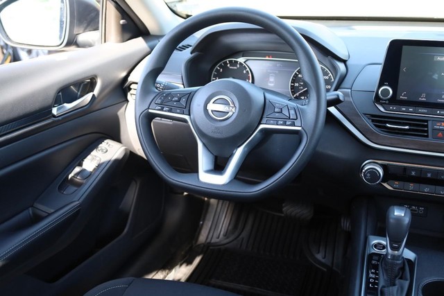 Nissan Altima Vehicle Image 22