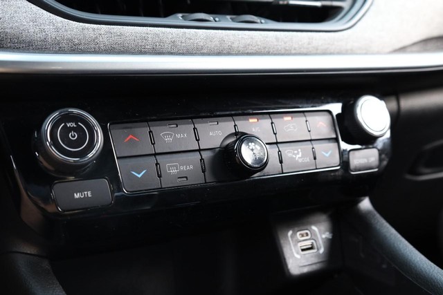 Jeep Compass Vehicle Image 15