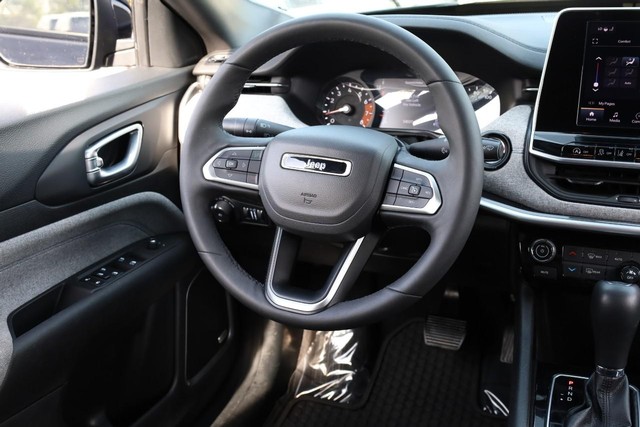 Jeep Compass Vehicle Image 25