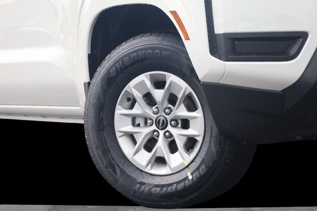 Nissan Frontier Vehicle Full-screen Gallery Image 3