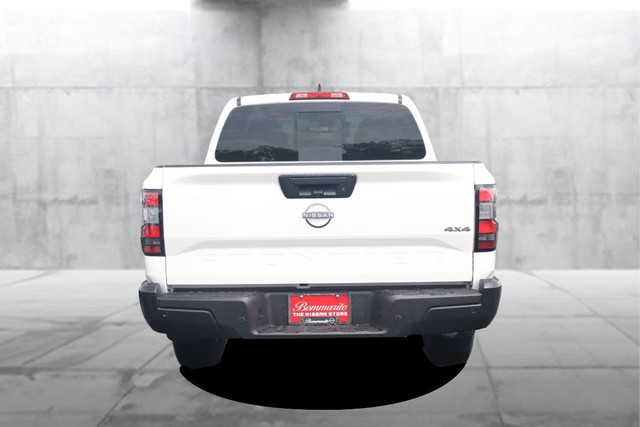 Nissan Frontier Vehicle Full-screen Gallery Image 6