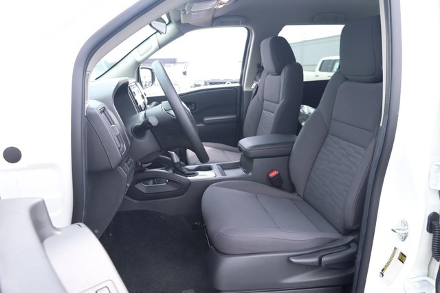 Nissan Frontier Vehicle Full-screen Gallery Image 8