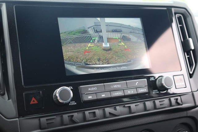 Nissan Frontier Vehicle Full-screen Gallery Image 12
