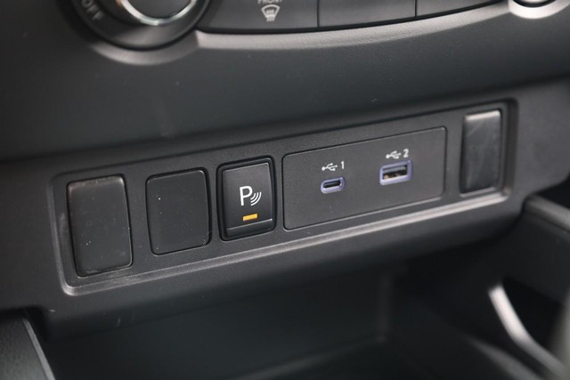 Nissan Frontier Vehicle Full-screen Gallery Image 15
