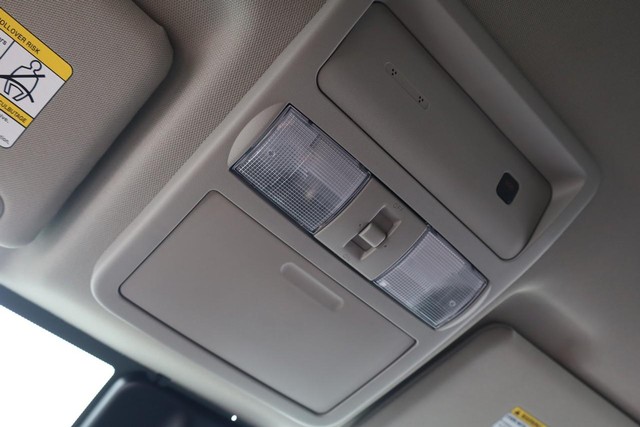 Nissan Frontier Vehicle Full-screen Gallery Image 17