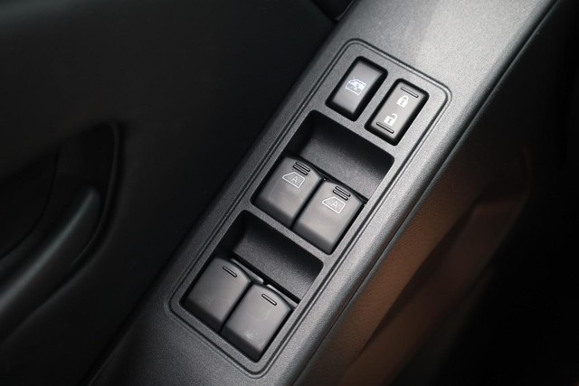 Nissan Frontier Vehicle Full-screen Gallery Image 18