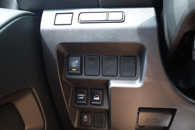 Nissan Frontier Vehicle Full-screen Gallery Image 19