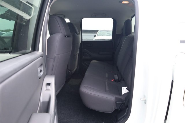 Nissan Frontier Vehicle Full-screen Gallery Image 21