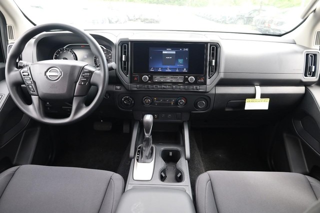 Nissan Frontier Vehicle Full-screen Gallery Image 22