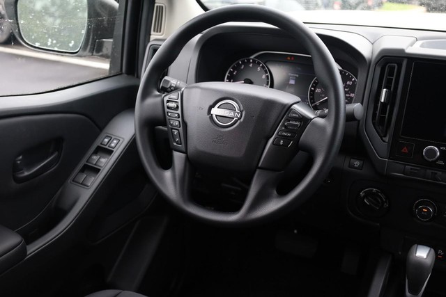 Nissan Frontier Vehicle Full-screen Gallery Image 23