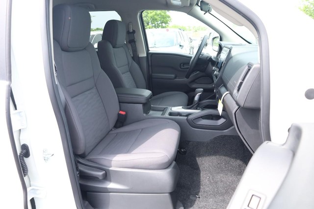 Nissan Frontier Vehicle Full-screen Gallery Image 24