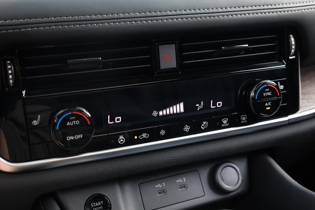 Nissan Rogue Vehicle Image 16