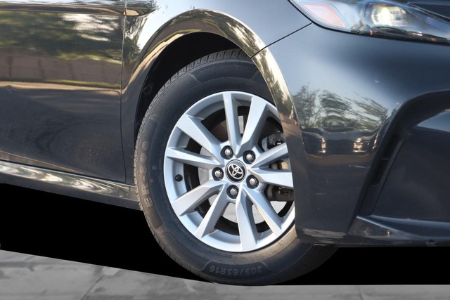 Toyota Camry Vehicle Full-screen Gallery Image 3