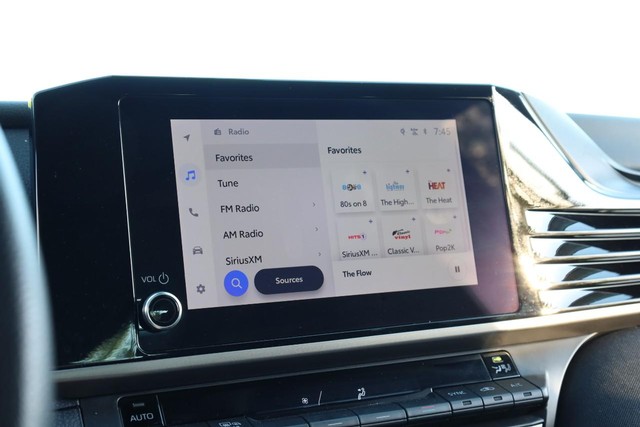 Toyota Camry Vehicle Full-screen Gallery Image 11
