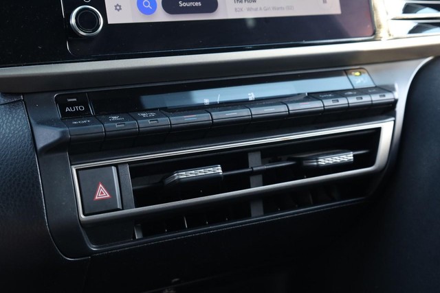 Toyota Camry Vehicle Full-screen Gallery Image 13