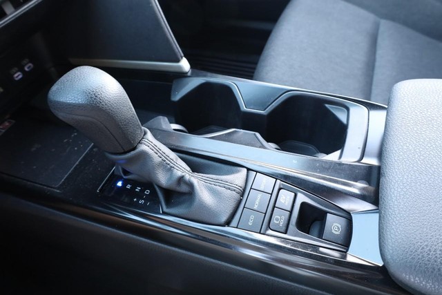 Toyota Camry Vehicle Full-screen Gallery Image 15