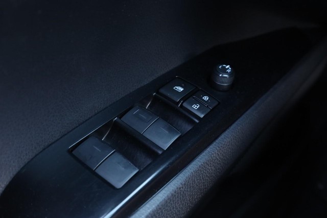 Toyota Camry Vehicle Full-screen Gallery Image 17