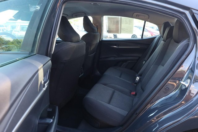 Toyota Camry Vehicle Full-screen Gallery Image 20