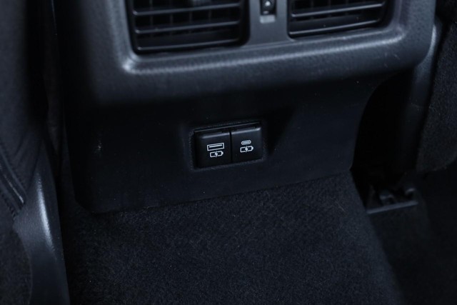 Toyota Camry Vehicle Full-screen Gallery Image 21