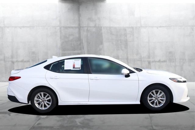 Toyota Camry Vehicle Full-screen Gallery Image 4