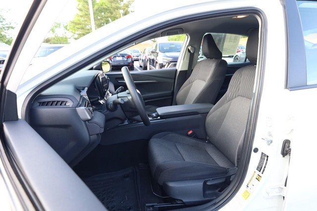Toyota Camry Vehicle Full-screen Gallery Image 8