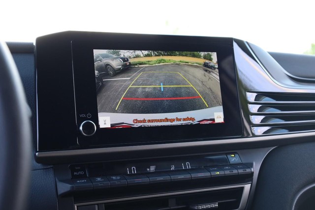 Toyota Camry Vehicle Full-screen Gallery Image 12