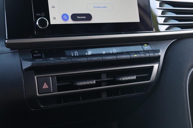 Toyota Camry Vehicle Full-screen Gallery Image 13