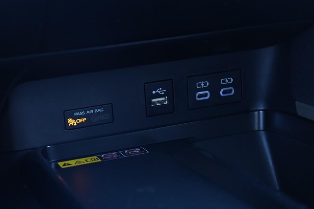 Toyota Camry Vehicle Full-screen Gallery Image 14
