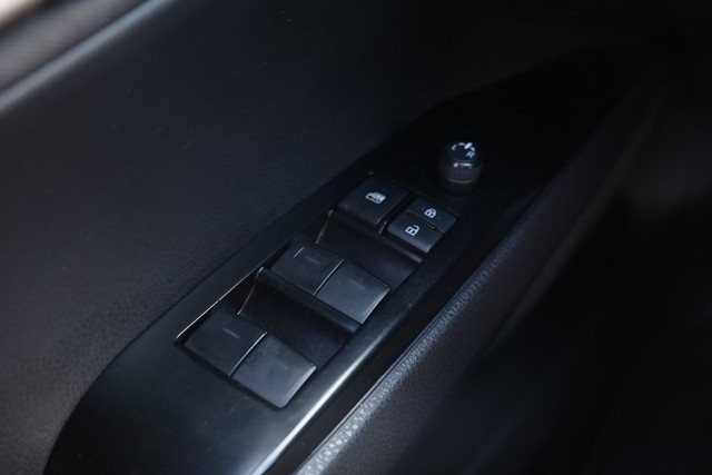 Toyota Camry Vehicle Full-screen Gallery Image 17
