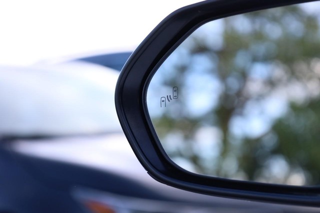 Toyota Camry Vehicle Full-screen Gallery Image 19