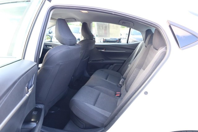 Toyota Camry Vehicle Full-screen Gallery Image 20