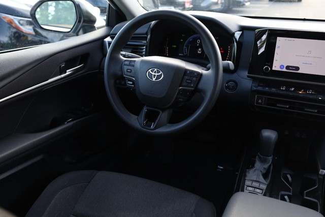Toyota Camry Vehicle Full-screen Gallery Image 22