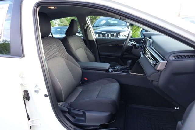 Toyota Camry Vehicle Full-screen Gallery Image 23