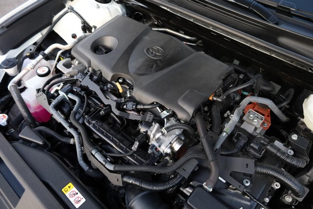 Toyota Camry Vehicle Full-screen Gallery Image 24