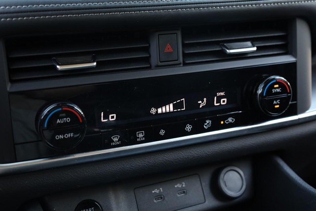Nissan Rogue Vehicle Image 13