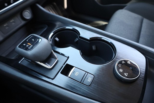 Nissan Rogue Vehicle Image 15